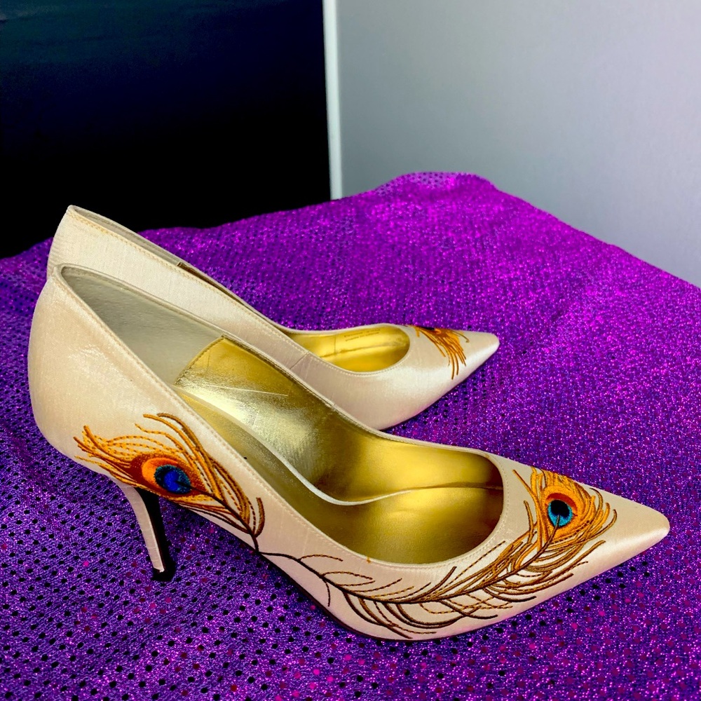 8.5 M cream shoe with peacock feather accent